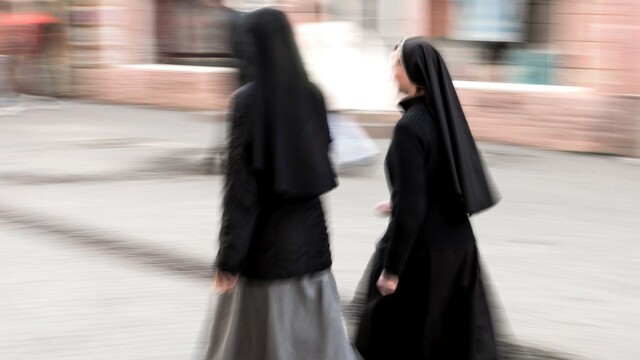 Domov hrôzy. Mníšky týrali autistické dievčatá, niektoré skončili na 24 hodín v klietke