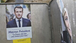 Prezidentská kampaň vo Francúzsku vrcholí, Macron zvyšuje náskok