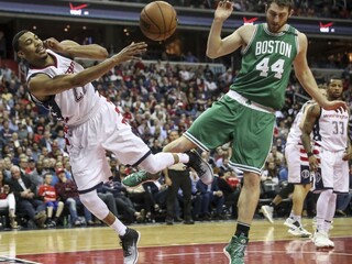 Washington znížil stav série s Bostonom, Warriors vedú nad Jazz