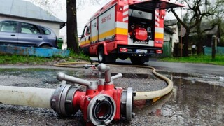 Hasičov zamestnávali zaplavené pivnice i popadané stromy