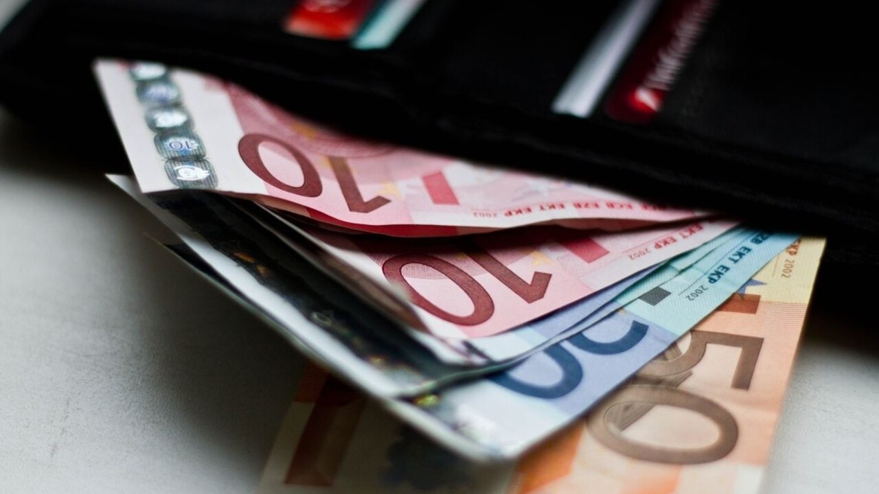 peniaze peňaženka eurá bankovky hotovosť 1140px (SITA/Jozef Jakubčo)