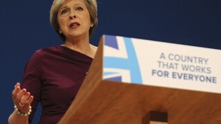 Mayovej strana potvrdzuje svoj náskok, získala stovky kresiel