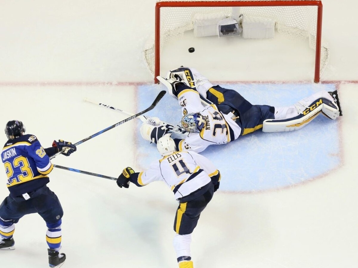 NHL: Edmonton nevyužil trojgólový náskok, Blues zostali v hre
