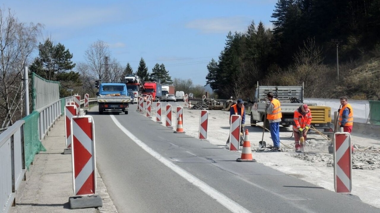 cestári oprava cesta rekonštrukcia 1140 px (TASR/Pavol Ďurčo)