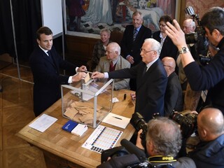Macron už nie je šéfom hnutia, jeho predstavitelia menia názov