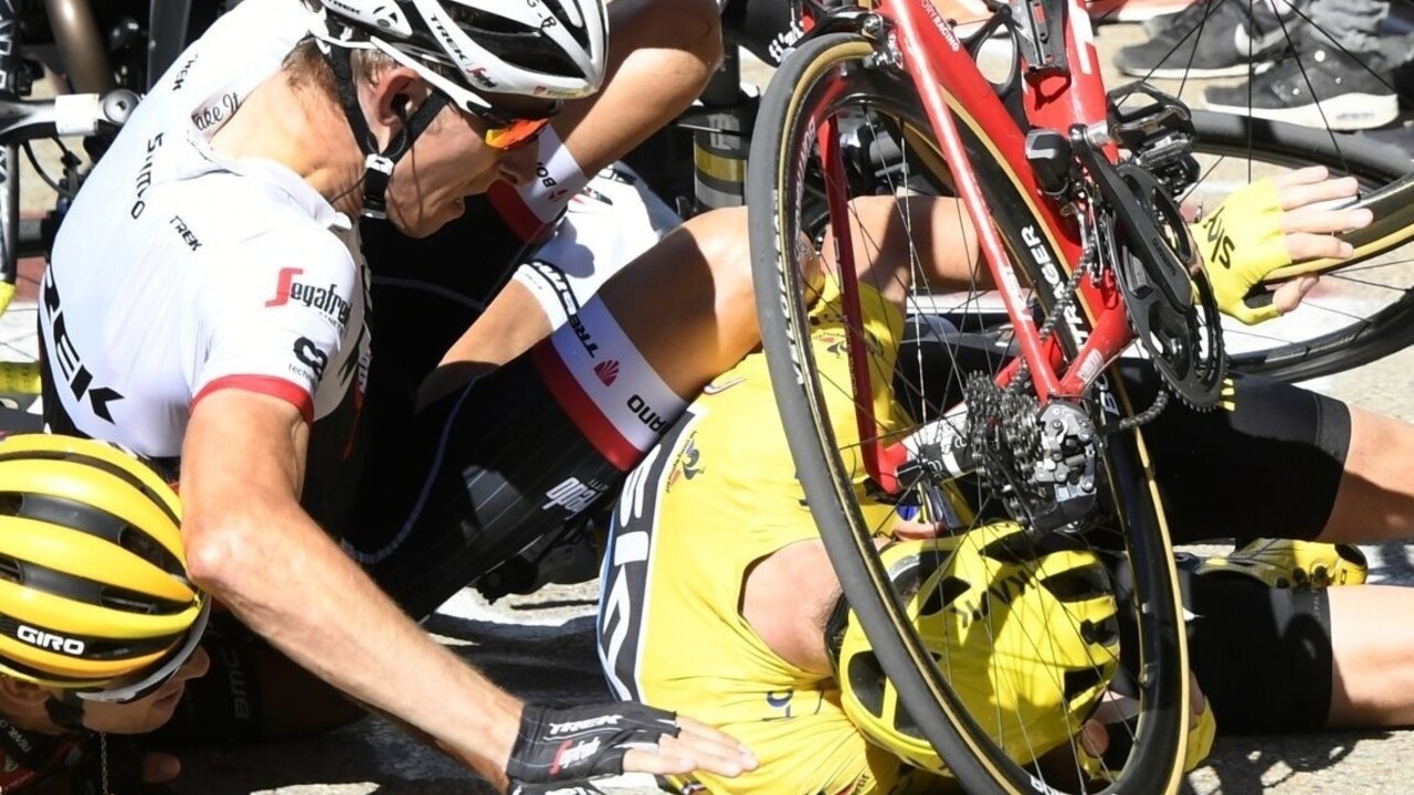 Viacnásobného víťaza Tour de France zrazilo auto, vodič ušiel