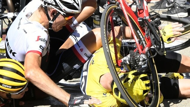 Viacnásobného víťaza Tour de France zrazilo auto, vodič ušiel