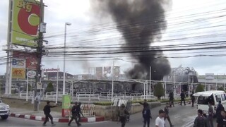 Pred nákupným centrom vybuchla bomba, zranili sa desiatky ľudí