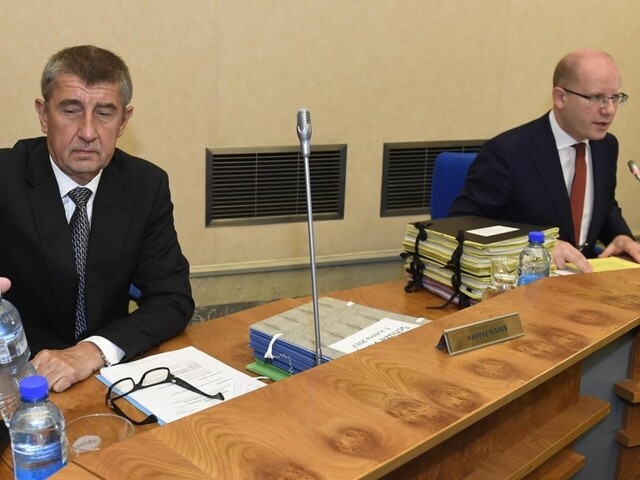 Babišova kariéra sa otriasa v základoch, spolieha sa na podporu Zemana