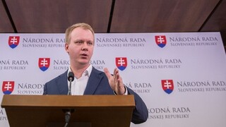 Pri klientskom centre podľa Beblavého porušili zákon, Kaliňák to odmieta