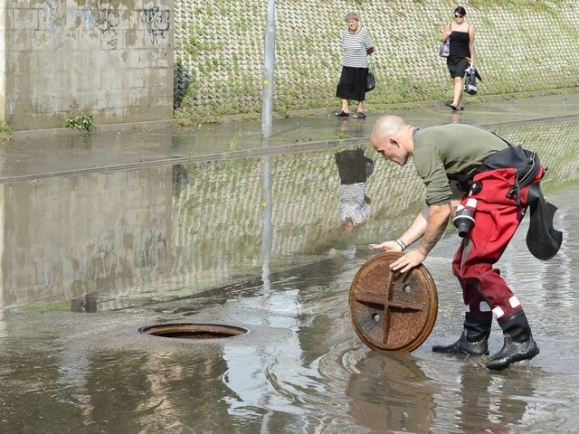 Rodina z Kysúc čelí nepríjemným problémom. Kanalizácia zaplavila ich pozemok