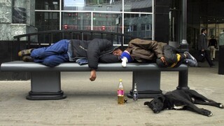 Bezdomovci sa po zime vracajú do parkov, verejnosť sa ich stráni