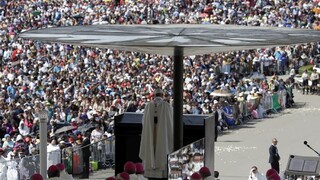 Pápež svätorečil súrodencov z Fatimy, omšu sledovali státisíce veriacich