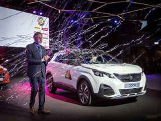 Testujeme detekciu chodcov v Mitsubishi Outlander a Peugeot 3008