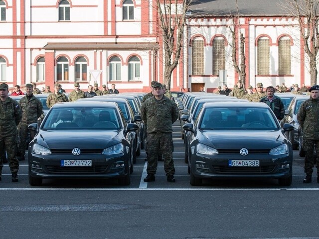 Na obranu má ísť viac, tvrdia exministri. Predložili deklaráciu