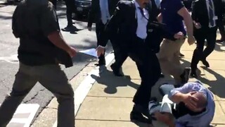 Kamery zachytili bitku sprevádzajúcu Erdoganovu návštevu Trumpa