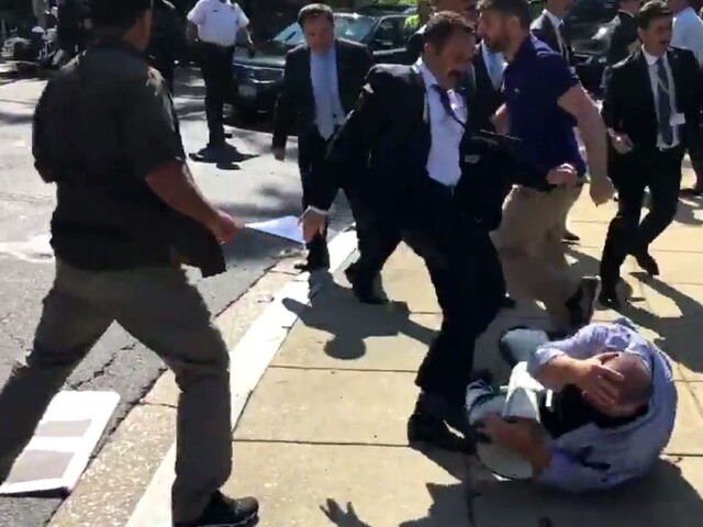 Kamery zachytili bitku sprevádzajúcu Erdoganovu návštevu Trumpa