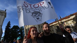 Česi opäť vyšli do ulíc, nesúhlasia s politikou Babiša a Zemana