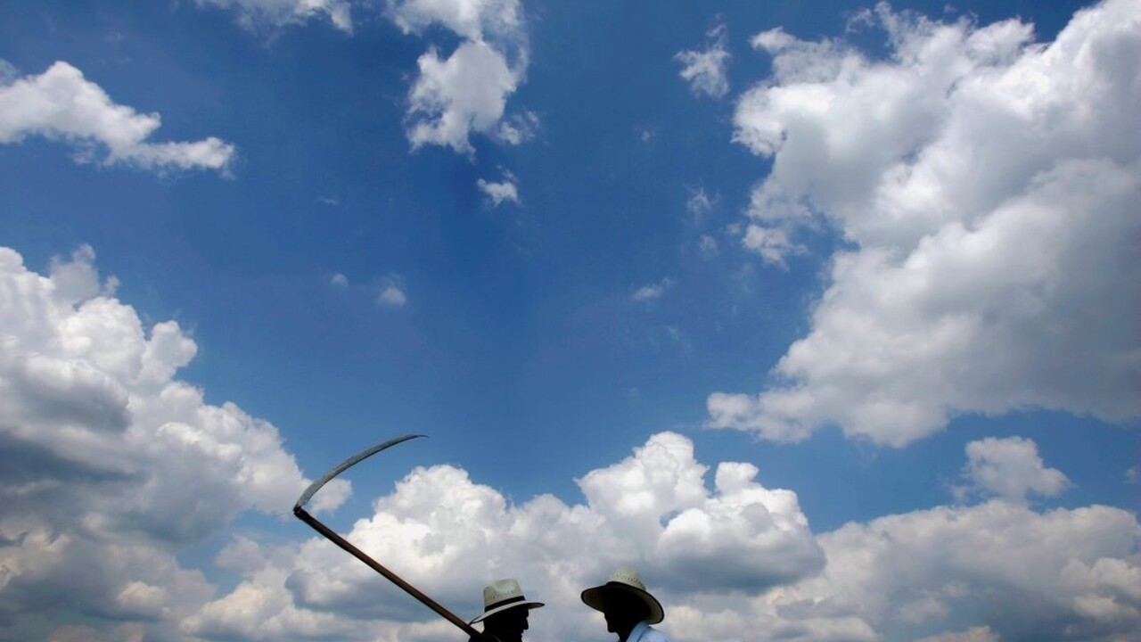 Po centre nemeckého mesta chodil čudný muž s kosou