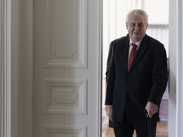 Zeman môže ukončiť vládnu krízu, na Hrade ho čakajú dva návrhy
