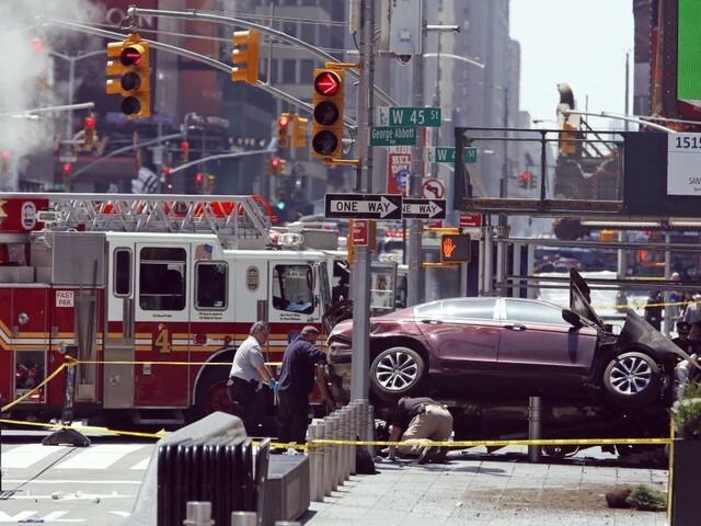 Do davu ľudí na námestí Times Square vrazilo auto, poznajú identitu šoféra