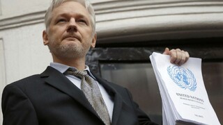 Dostane sa z ambasády? Assangea už nevyšetrujú pre znásilnenie
