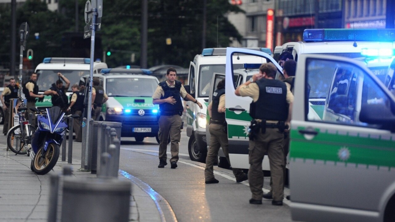 Muž sa v Mníchove polial benzínom a upálil. Mohlo ísť o politiku