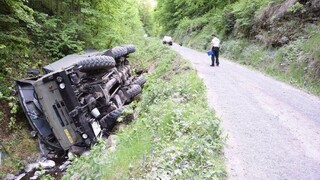 Pod nehodu vojenskej tatrovky sa zrejme podpísala kolízia s cyklistom