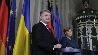 Merkelová sa stretla s Porošenkom, je za nové rokovania o Ukrajine