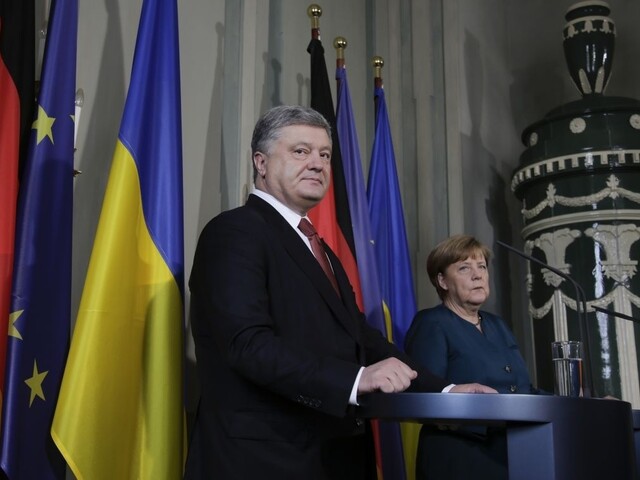 Merkelová sa stretla s Porošenkom, je za nové rokovania o Ukrajine