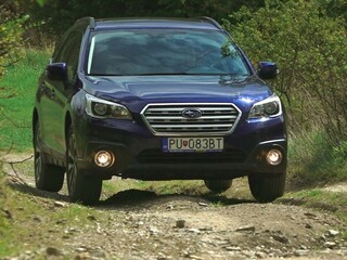 Elektrický Hyundai Ioniq a Subaru Outback 2.5i
