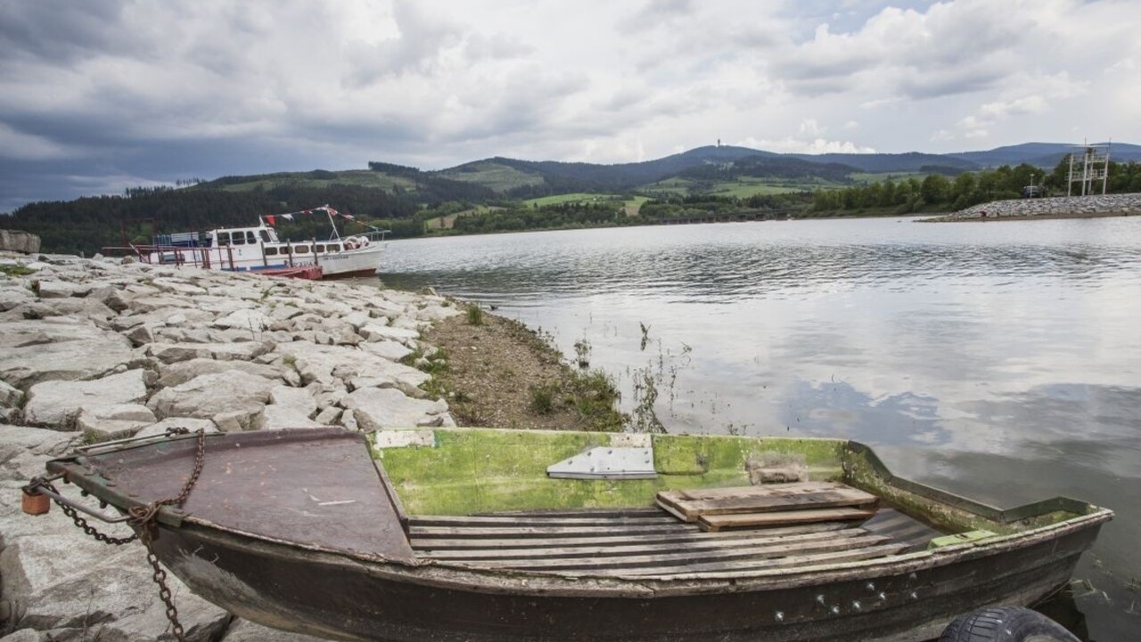 Oravská priehrada plťka loďka voda príroda ilu 1140 px (TASR/Andrej Galica)
