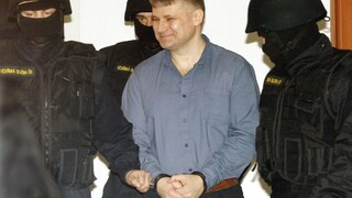Novinári čakajú pred väznicou už štvrtý deň, Kajínkova milosť zatiaľ nedorazila