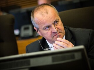 Gajdoš nepovažuje za správne, že muničné sklady strážia civilisti
