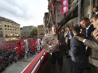 Bayern opúšťajú dve opory, tréner Ancelotti im zaspieval na rozlúčku
