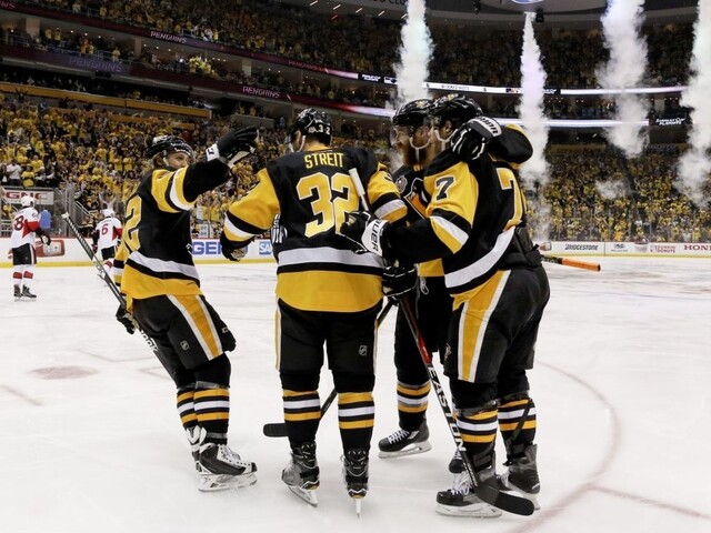 NHL: Tučniaci deklasovali Ottawu a sú krok od postupu do finále