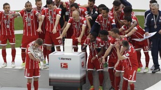 Bayern oslavuje zisk titulu, Hamburg sa len tesne zachránil