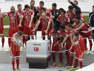 Bayern oslavuje zisk titulu, Hamburg sa len tesne zachránil