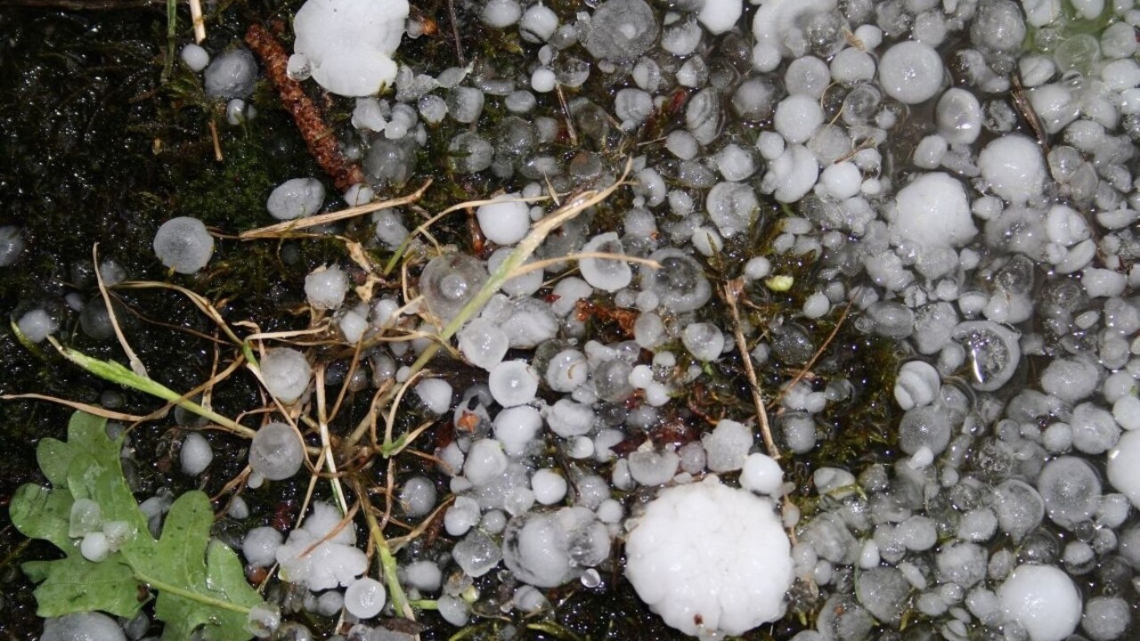 Pozor na počasie. Meteorológovia varujú pred búrkami i krúpami