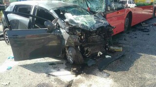 V Bratislave sa zrazilo osobné auto s autobusom, zranilo sa 5 ľudí