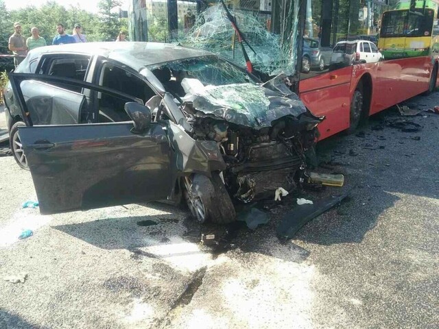V Bratislave sa zrazilo osobné auto s autobusom, zranilo sa 5 ľudí
