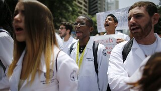 Protesty vo Venezuele majú ďalšiu obeť, do ulíc vyšli aj lekári