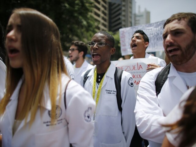 Protesty vo Venezuele majú ďalšiu obeť, do ulíc vyšli aj lekári