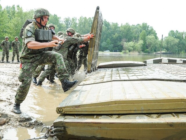 Pilotný projekt armády pomôže vojakom zvládnuť krízové situácie