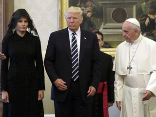 Trump sa vo Vatikáne stretol s pápežom, František bol vážny