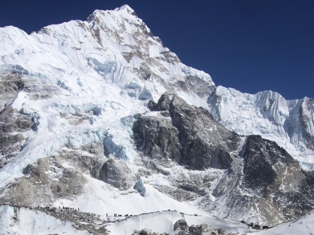 Pod vrcholom Everestu našli stan so štyrmi mŕtvymi horolezcami