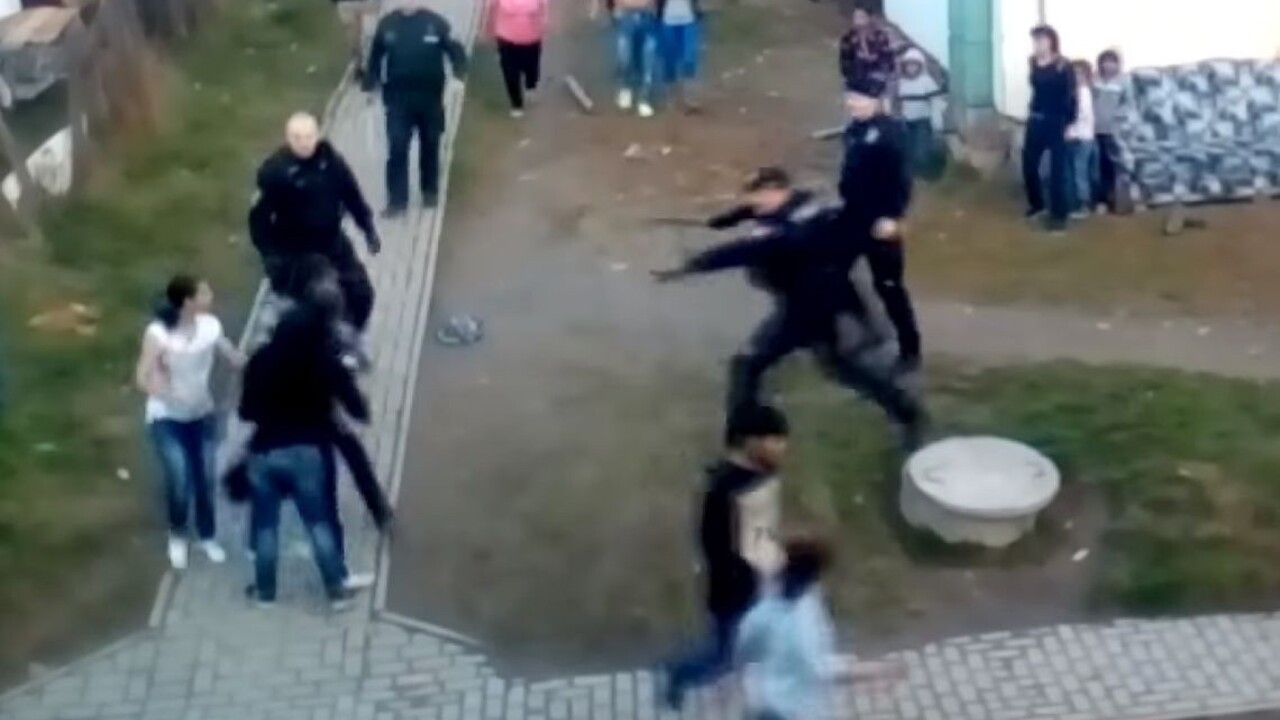 Zistili, čo predchádzalo spornému policajnému zásahu z videa