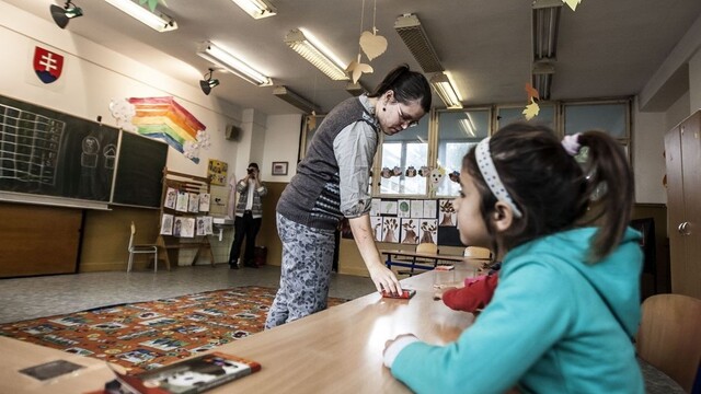 vyučovanie rómovia deti 1140 px (SITA/Gabriel Kuchta)