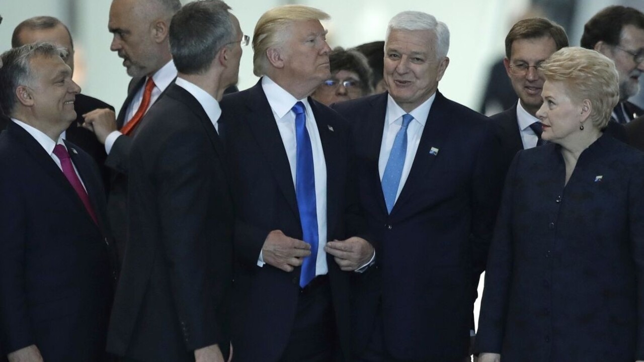 Trump nešetrne odstrčil premiéra, ten to označil za prirodzené