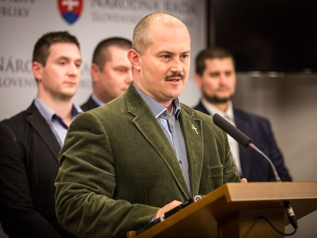 Za snahou rozpustiť ĽSNS sú oligarchovia, tvrdí Kotleba